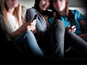 Teens "socializing" (Photo: internet-safety.yoursphere.com)