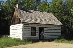A  century ago, family-built homes looked like this (Photo: virtualmuseum.ca)